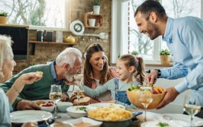 Aide auditive bien choisie: Comment profiter pleinement du déjeuner en famille malgré le bruit?