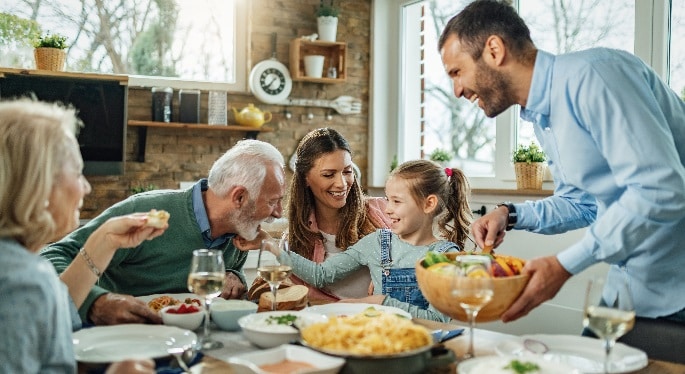 Déjeuner en famille, environnement bruyant… Comment une aide auditive (bien choisie) peut vous aider à mieux profiter de l’instant ?